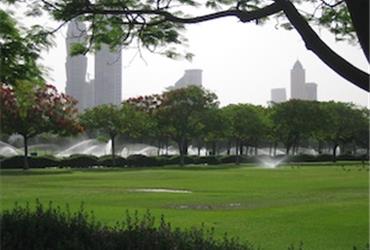 With its unrestrained fantasy and surreal attractions the glitzy-glam Middle East metropolis Dubai is like no other city in the world. If you and your creditcard need a time-out of the exclusive shopping and dining lace up your running shoes for a less expensive intriguing experience. Dubai is a car orientated city and most likely you will have to drive to an area where it’s safe to run, but don’t let this discourage because running in this ostentatious city is fun!

From May to September it can be very hot in the desert city, so it’s best to go out for your run just before or after sunrise. Read these tips to prepare yourself to run safely in the heat and humid. 