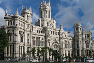 With more green space than any other European city, the Spanish capital of Madrid is a great place to run. Situated in the city center, Parque del Buen Retiro with it’s winding pathways, huge statues, gorgeous fountains and row upon row of trees is a favourite amongst runners and joggers alike.

