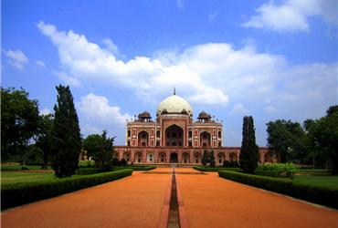 No country can be more fascinating, versatile and impressive than India. The stunning temples, beautiful palaces and magnificent forts are the absolute must-sees of a 5000 years old culture. Delhi is the lively capital of India and is divided into two parts: the Old Town (Old Delhi) and the 20th century city of Delhi. The streets in the Old Town are dominated by a chaos that makes you feel like beeing back in the medieval century. On the other side of town the modern live goes on on a overwhelming energy. New Delhi has over 11 million citizens and is therefore the second biggest city in India. Getting around in the city can look like a major hustle to first time visitors, but you will see it won´t be so bad once you have the taste of it.