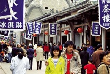 KLM destination Chengdu is  China’s major financial hub. It is a huge business centre that houses offices and manufacturing plants for multinational enterprises like Citigroup, HSBC, Standard Chartered Bank, United Overseas Bank and Intel. According to official data, Chengdu offers 720 hotels. Booking sites like to rank these according to their popularity among travellers. This is the top 20 of most popular Chengdu hotels, according to whichhotel4me.com.