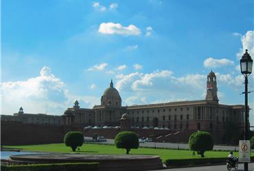 The capital of India is a mix between of the ancient and the modern. Delhi unwinds as a picture rich with culture, architecture and human diversity, rich in history, monuments, museums, gardens and exotic shows. For runners one of the biggest challenges of this crowded and noisy metropolis is to find a proper area to workout. In this Track Guide we offer two suggestions.