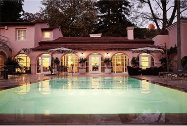 Indoor basketball courts, island-sized balconies and bathrooms that belong in museums: hotels in the USA got it.