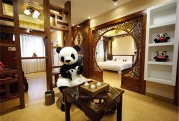 Don’t believe people that say that all hotel rooms look the same. The Hao Duo Panda Hotel in Emeishan (Sichuan, 200 km southwest of Chengdu) is definitely different. It is the world’s first panda themed hotel! The name of the hotel literally means ‘lots of pandas’. 