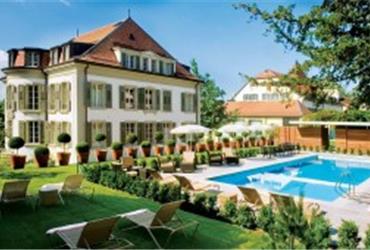 Sometimes you check into a hotel, go to your room, open the curtains... the view is worth a thousand dollars! Here is one great example of a true ‘wow view’, taken from one of the lake-facing rooms of Hotel Angleterre & Residence. The Place du Port offers a stunning vista of Lake Geneva, posted on Instagram by Dan Hocking.