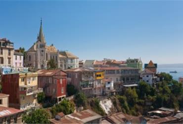 KLM has expanded its long-haul offer to South America by offering a new regular flight to the airport of  Santiago de Chile. Santiago is the cultural, political and economic center of Chile, where numerous multinational companies have their (head)offices, which makes it an attractive destination for business travellers.