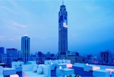 As Bangkok is entering the hot season – March to June – you may feel urged to schedule your informal business get-togethers in a cool air-conditioned environment. Fortunately Bangkok offers some brand new open-air hangouts that are cool in every sense. BlueBook offers two urban resort suggestions to drink, dine and talk business.