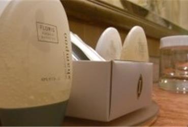 Sure, go ahead and take the toiletries: shampoo, soap and/or even the notepad from your hotel room. Hotel managers expect you to take them. You should obviously leave the hair dryer. But what about the grey area of items like the neat mug-with-hotel-logo? 