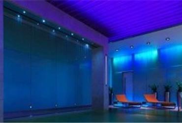 Some time to kill at an airport? In the unusual activities series: 8 activities you normally wouldn’t do. This week swimming at Changi Singapore Airport and Dubai International Airport.